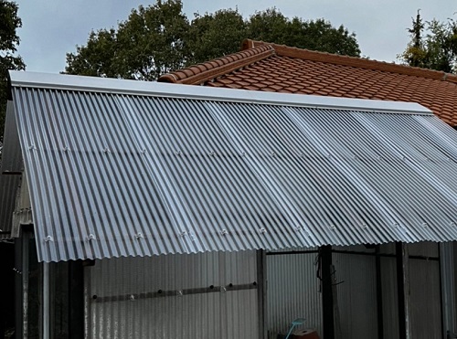 尾道市の温室屋根工事にポリカーボネート製波板とガルバリウム鋼板使用工事後